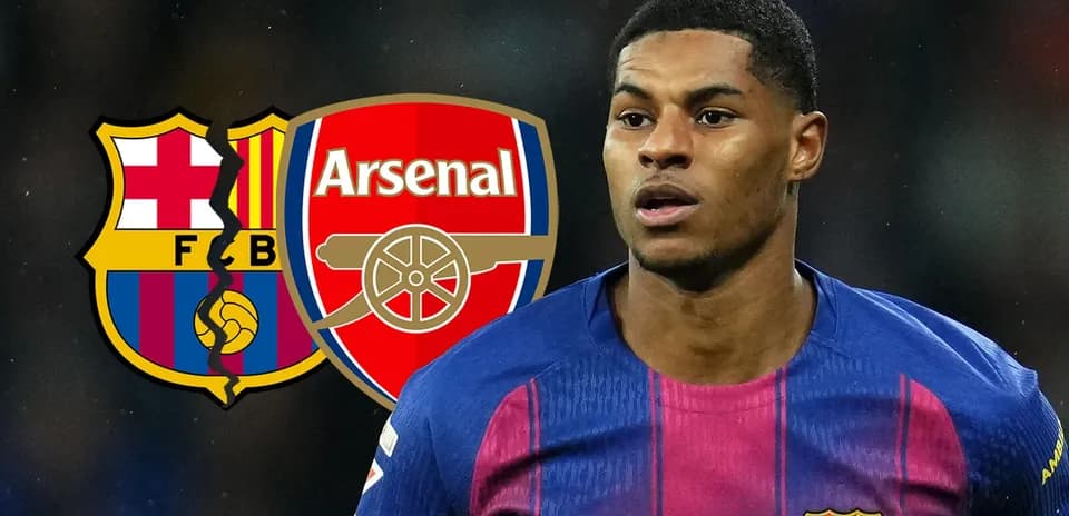 Jugador de fútbol con escudos de Barcelona y Arsenal