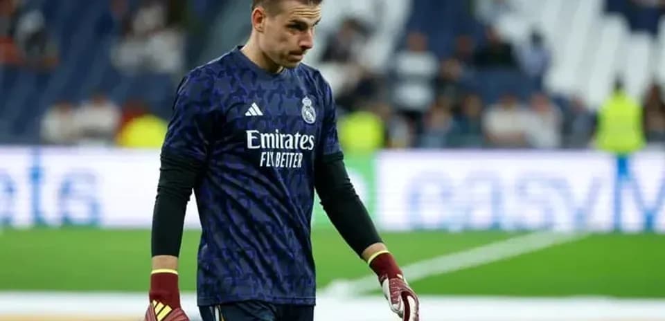 Portero de Real Madrid caminando por el campo