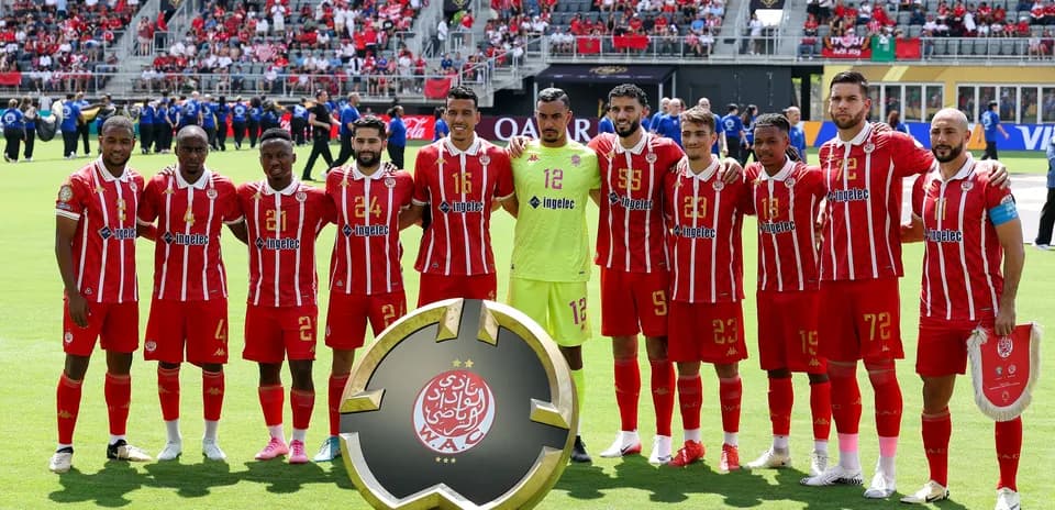 Equipo del Wydad Casablanca posando con trofeo