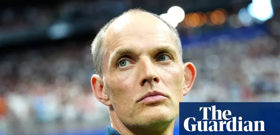 Entrenador observando el partido desde la línea lateral