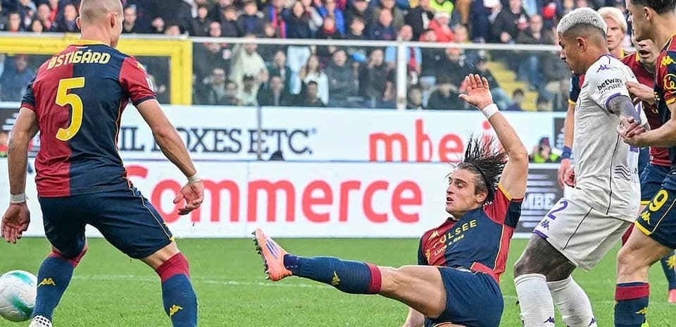 Jugadores en acción durante el partido Fiorentina vs Genoa