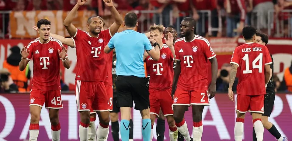 Jugadores de Bayern discutiendo con el árbitro