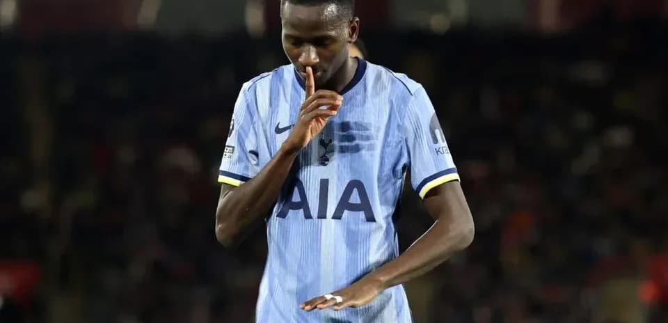 Jugador haciendo gesto de silencio durante partido