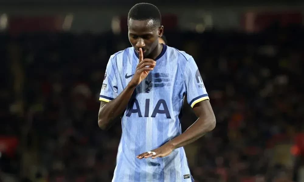 Jugador haciendo gesto de silencio durante partido