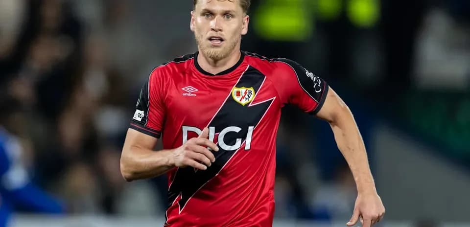 Jugador corriendo con camiseta roja en el campo