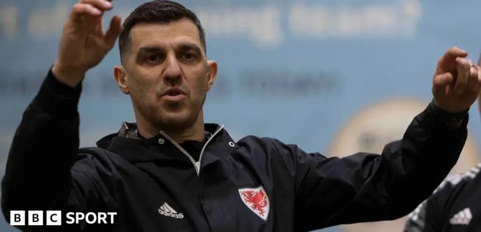 Entrenador dando instrucciones en una sesión de entrenamiento
