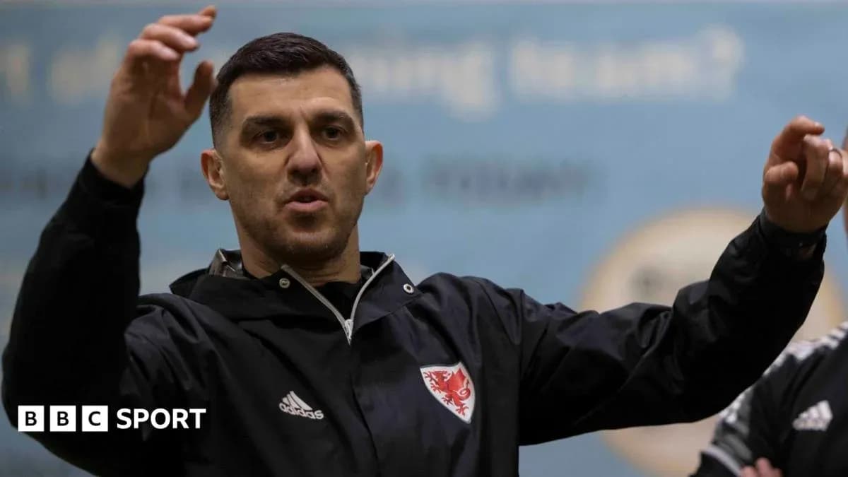 Entrenador dando instrucciones en una sesión de entrenamiento