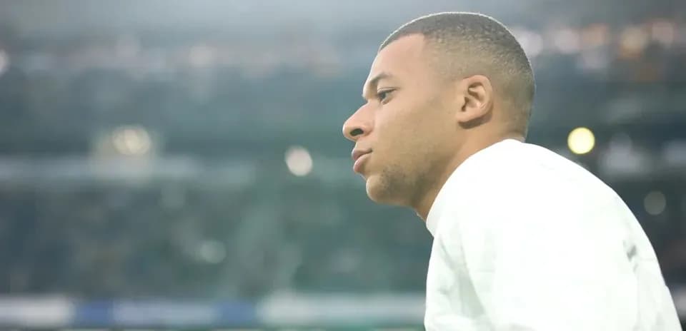 Jugador en la banca observando el partido