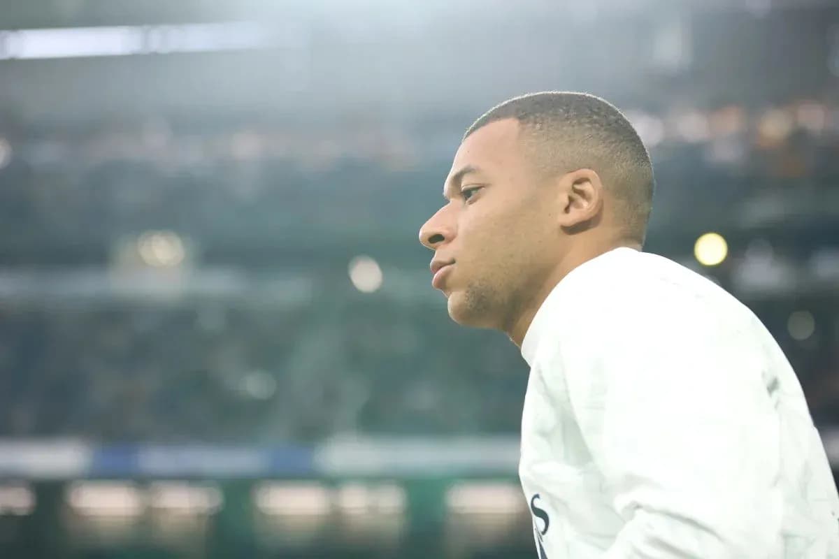 Jugador en la banca observando el partido