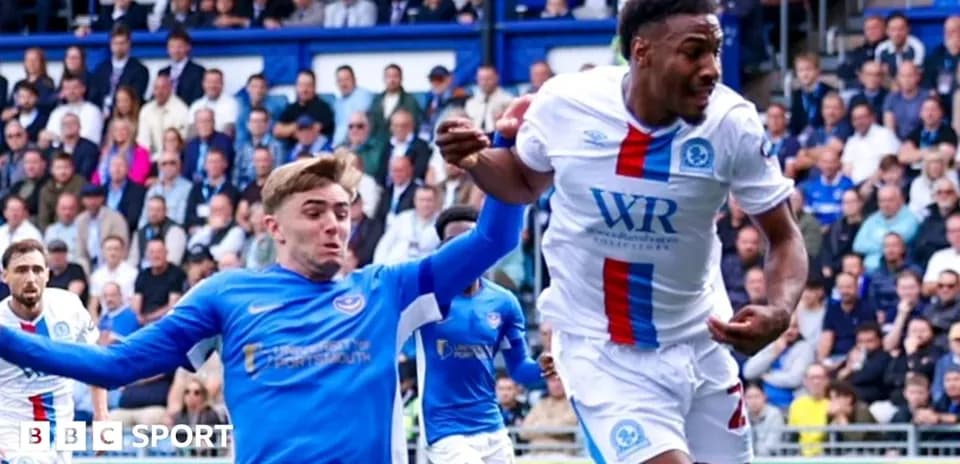Jugador de Portsmouth persiguiendo a oponente de Blackburn
