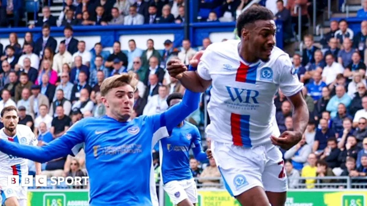 Jugador de Portsmouth persiguiendo a oponente de Blackburn