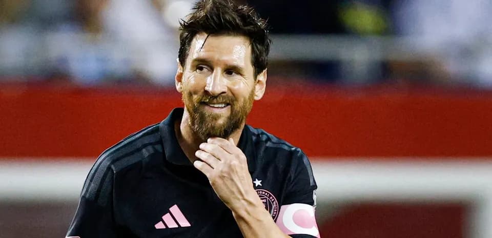 Jugador sonriendo durante partido de fútbol