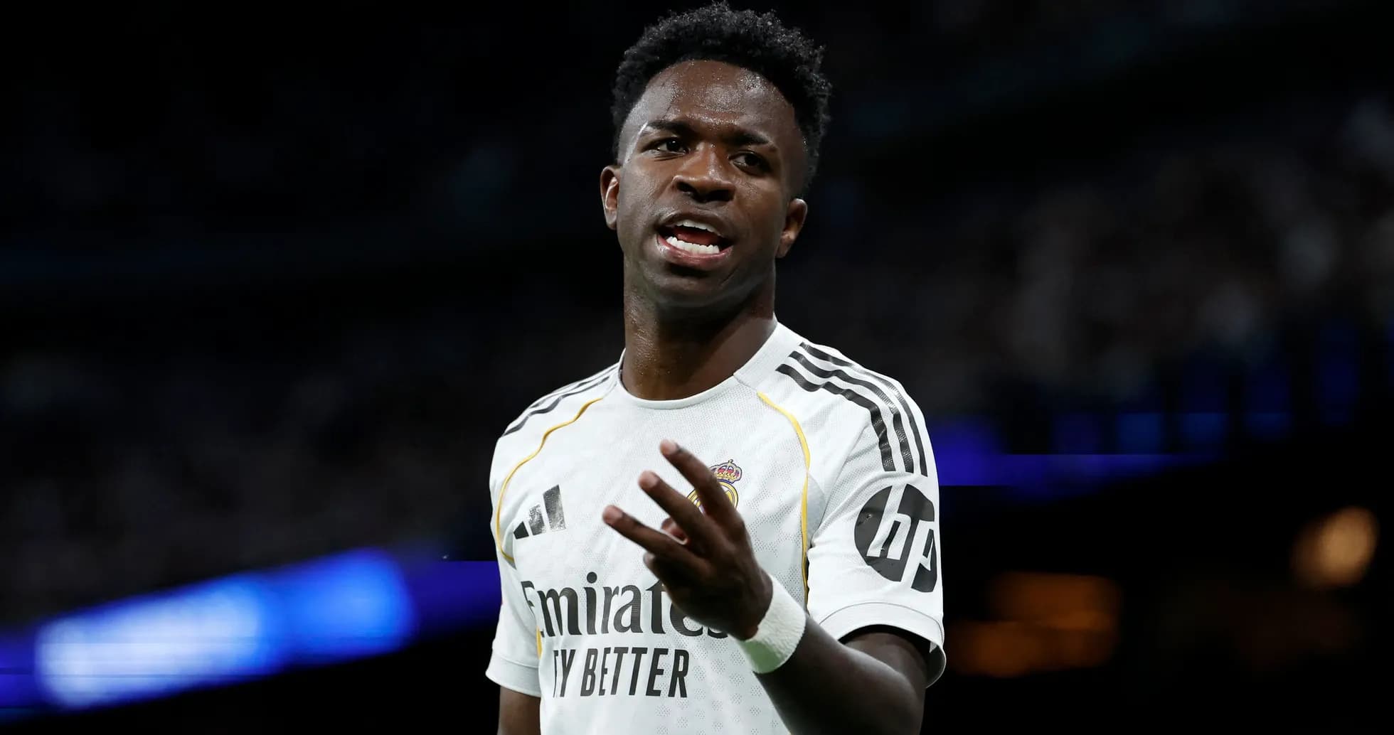 Jugador de Real Madrid señalando durante el partido