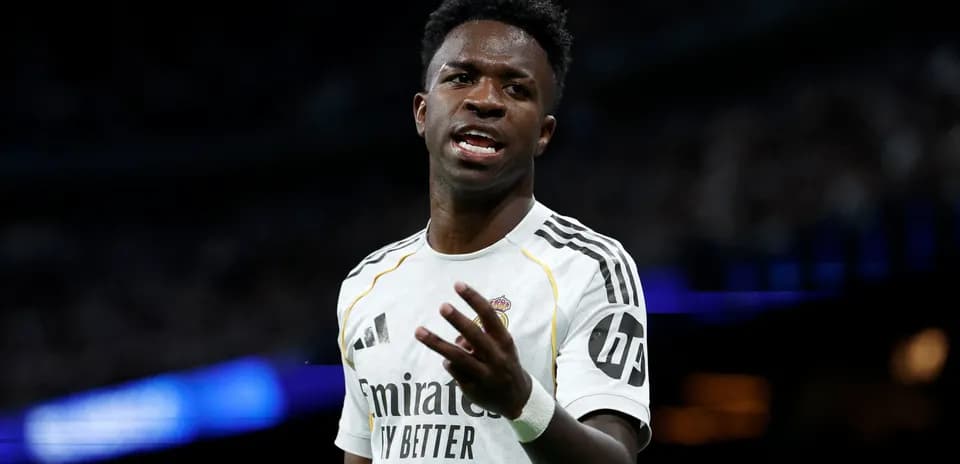 Jugador de Real Madrid señalando durante el partido