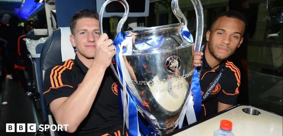 Jugadores de Chelsea sosteniendo la Champions League 2012