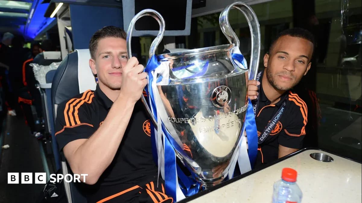 Jugadores de Chelsea sosteniendo la Champions League 2012