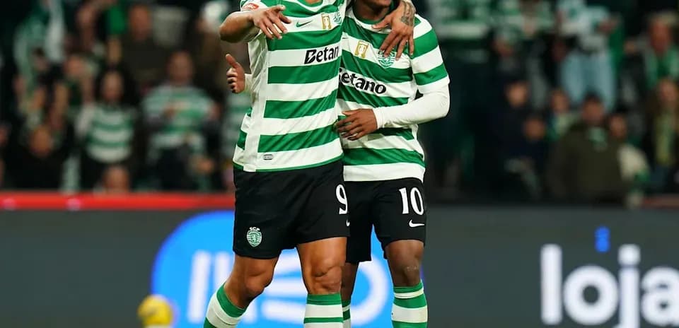 Jugadores de Sporting celebrando un gol en el estadio