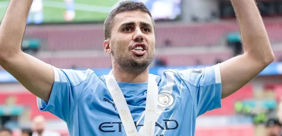 Jugador celebrando con medalla en el estadio