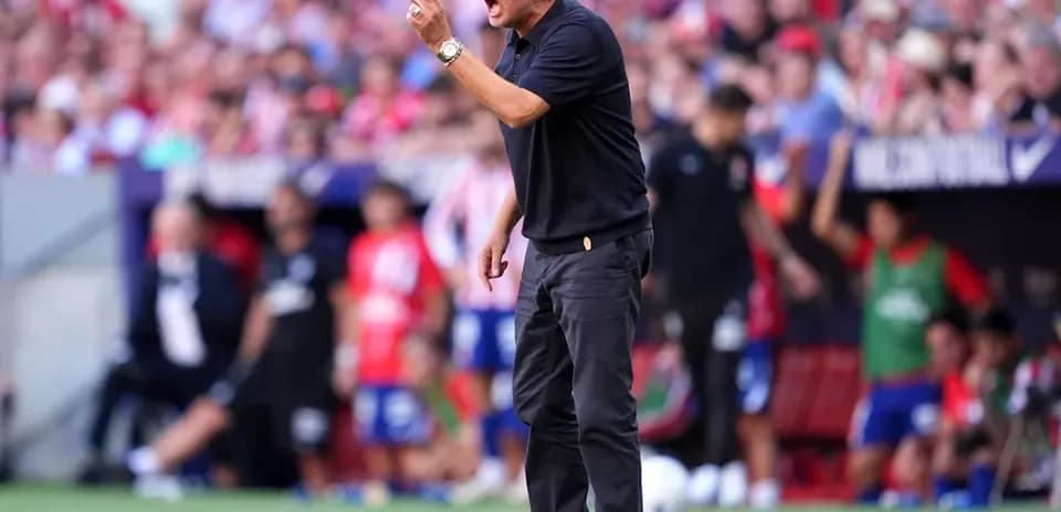 Entrenador dando instrucciones durante un partido