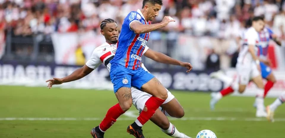 Jugador de Bahia luchando por el balón