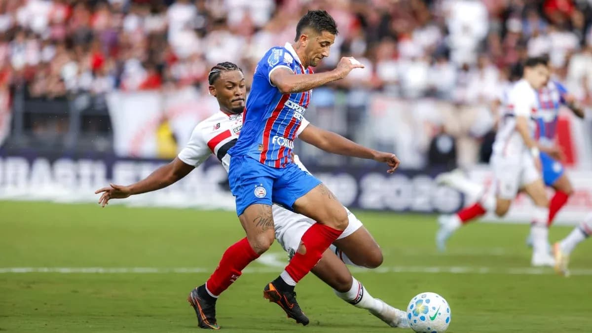 Jugador de Bahia luchando por el balón