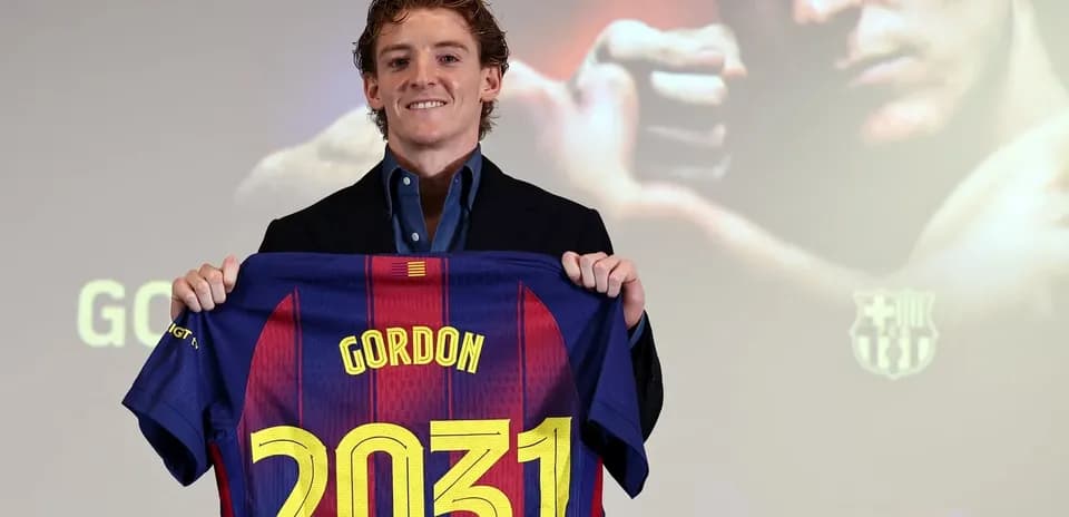 Jugador sostiene camiseta de Barcelona con nombre Gordon
