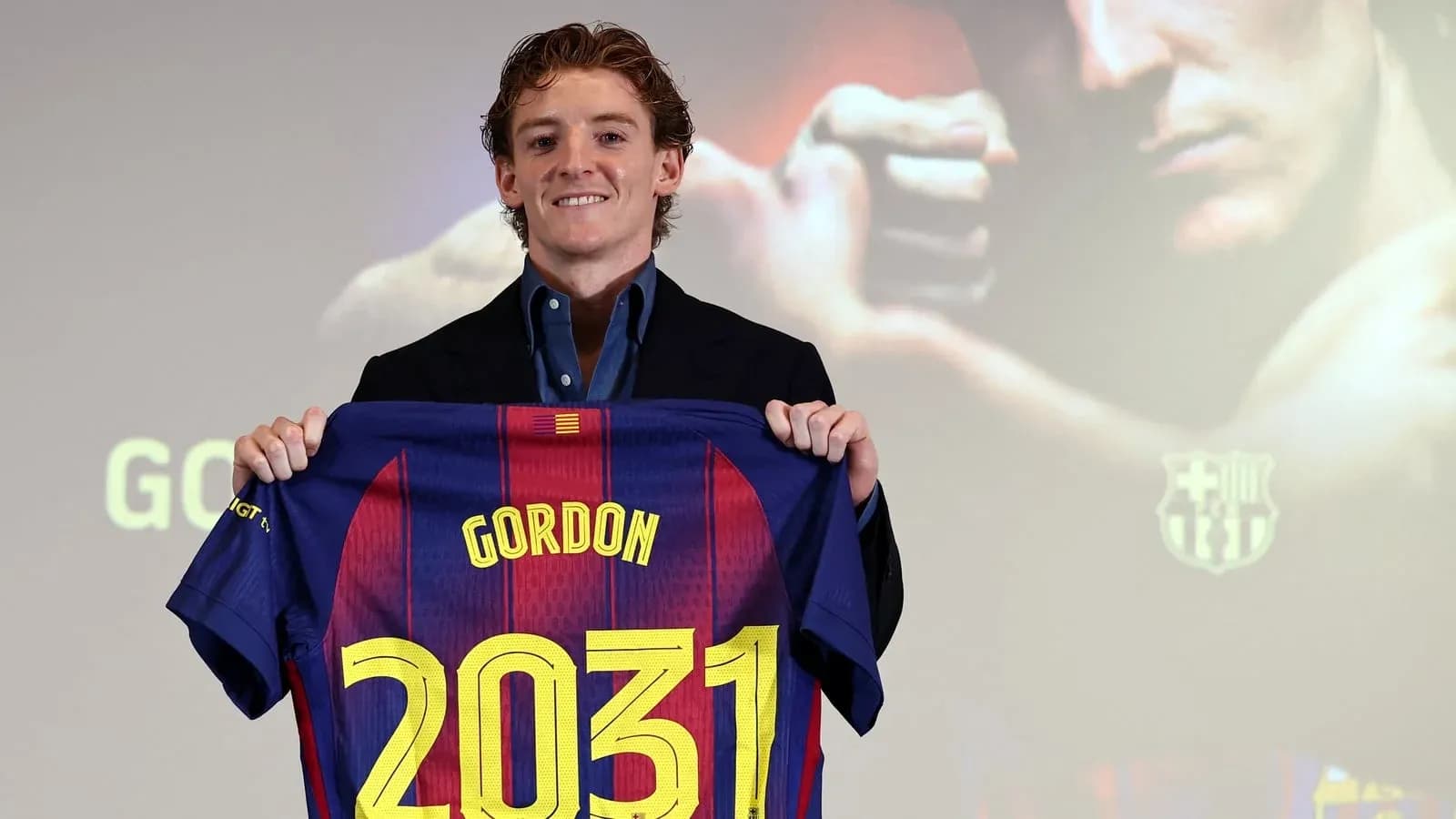 Jugador sostiene camiseta de Barcelona con nombre Gordon