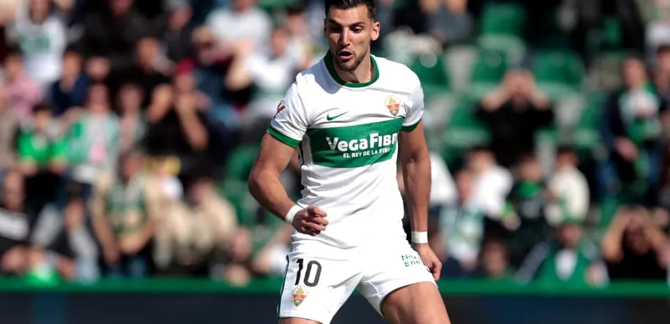 Jugador de Elche en acción durante el partido
