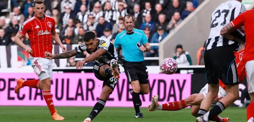 Gol de Newcastle contra Nottingham Forest