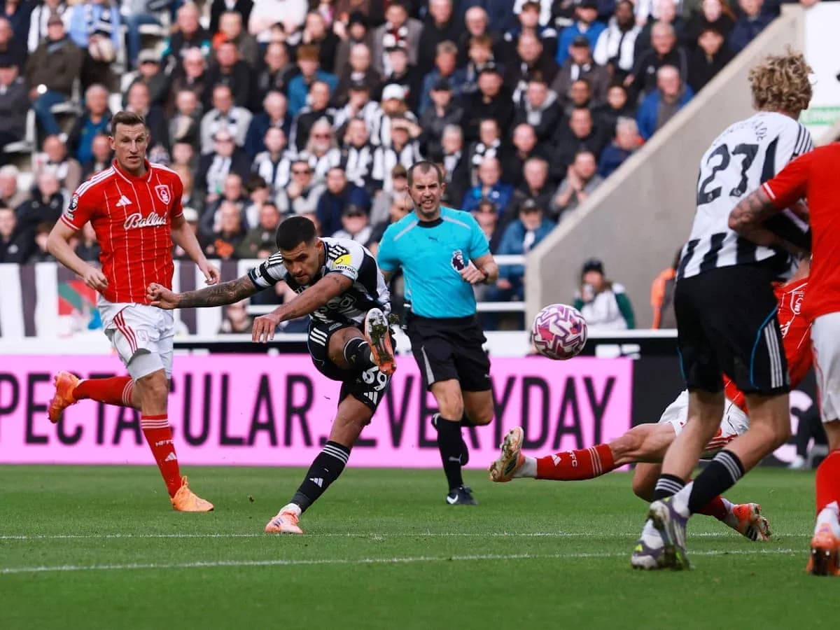 Gol de Newcastle contra Nottingham Forest
