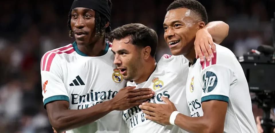 Jugadores de Real Madrid celebrando un gol juntos