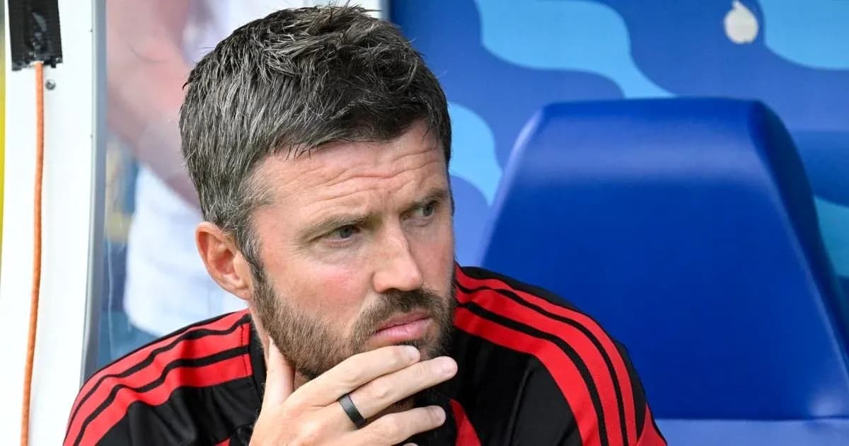 Entrenador pensativo en el banquillo durante partido