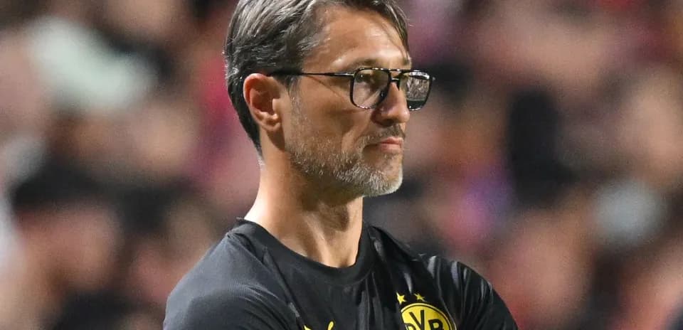 Entrenador observando el partido desde la línea lateral
