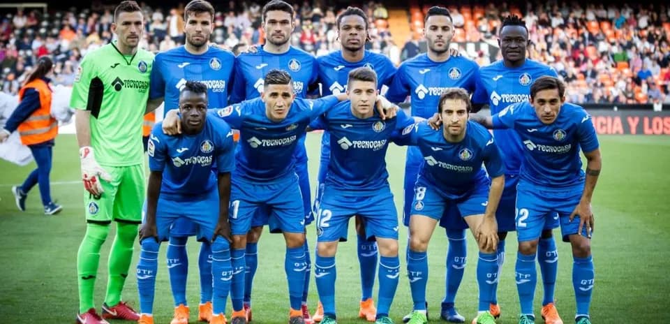 Equipo de Getafe posando para la foto oficial