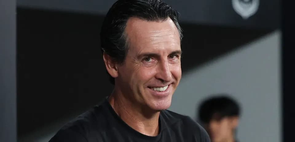 Entrenador sonriente en la banca de suplentes