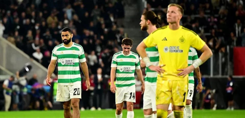 Jugadores de Celtic caminando cabizbajos tras partido
