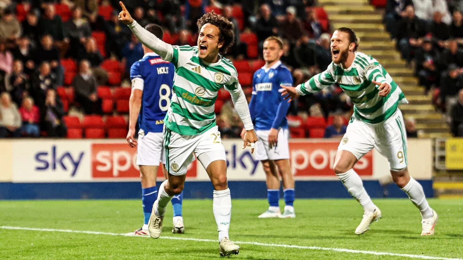 Jugador de Celtic celebrando un gol en partido