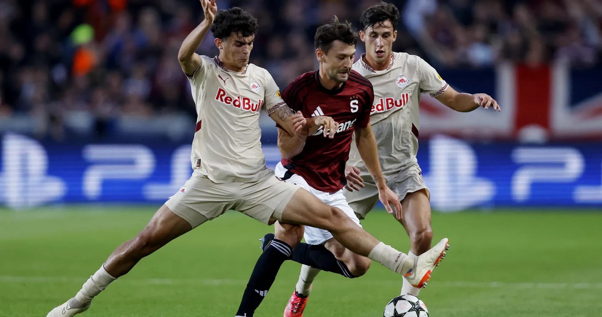 Jugadores compitiendo por el balón en partido