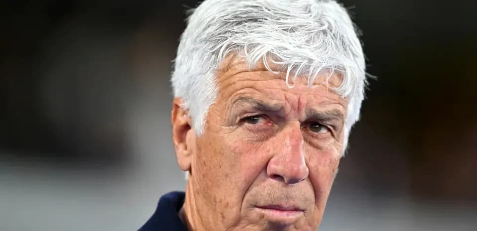 Entrenador mirando seriamente durante un partido