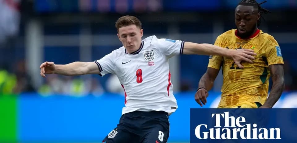 Jugador inglés desafiando a oponente durante partido