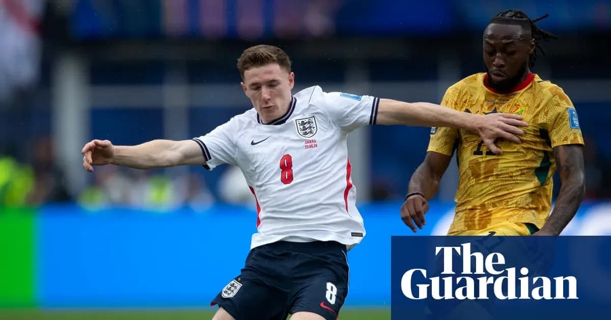 Jugador inglés desafiando a oponente durante partido