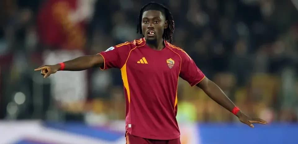 Jugador de la Roma señalando durante un partido