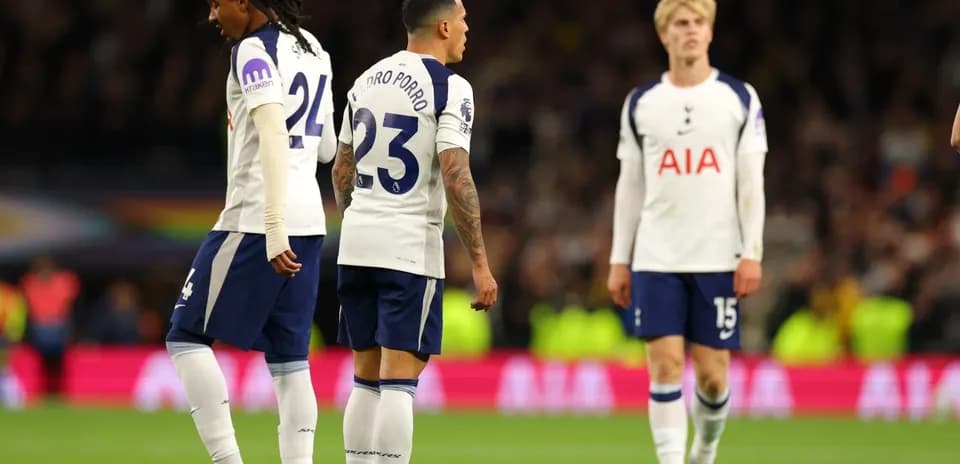 Jugadores de Tottenham en el campo durante partido