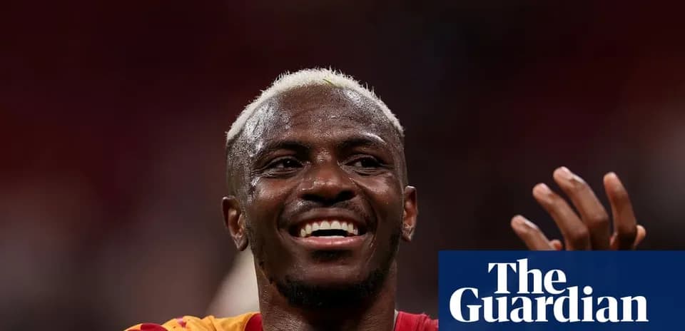 Jugador sonriente con camiseta de su equipo en el estadio