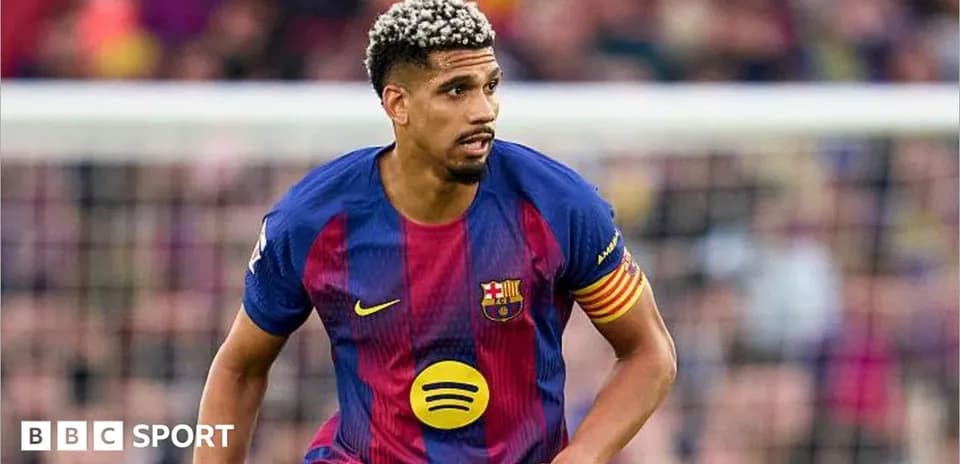 Jugador de Barcelona corriendo en el campo de fútbol