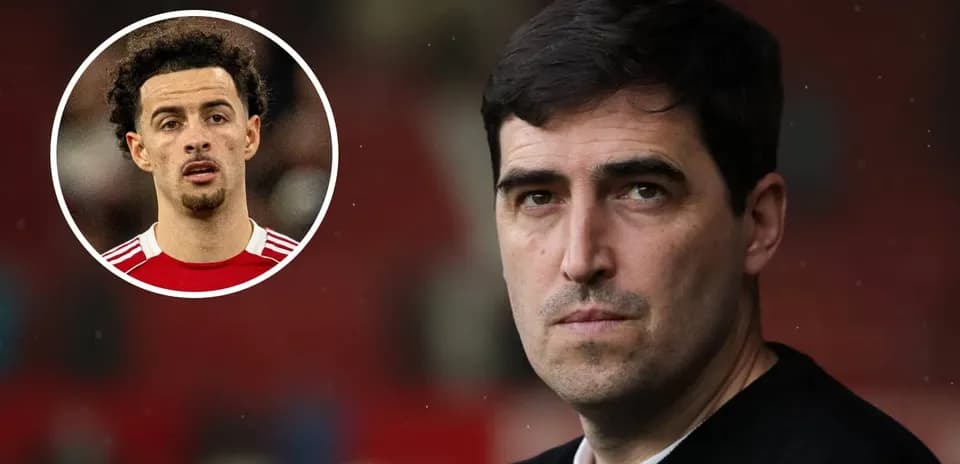 Entrenador mirando a la cámara con jugador destacado