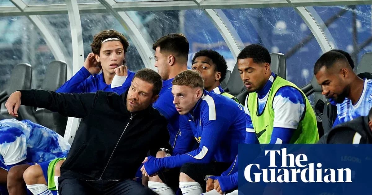 Entrenador dando instrucciones a jugadores en el banquillo