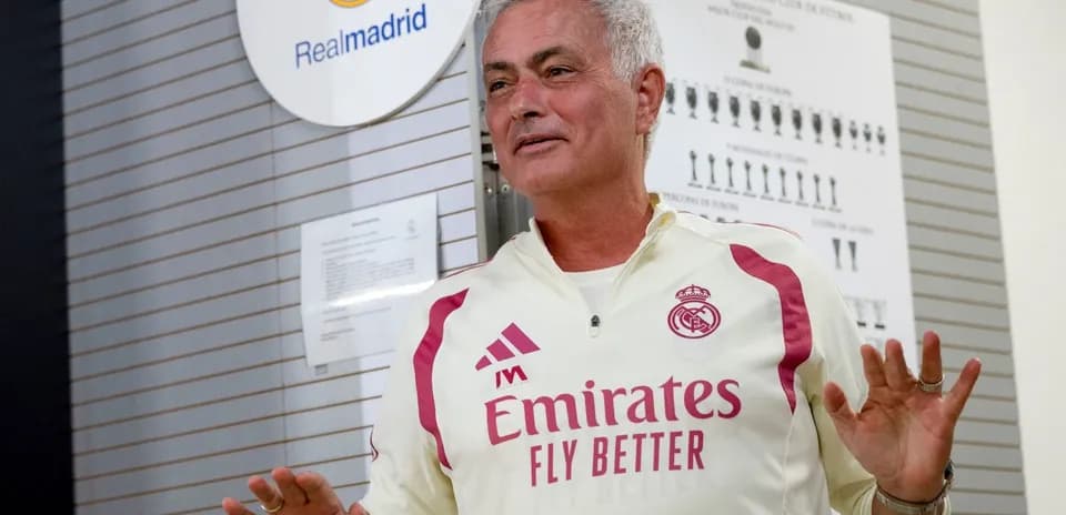 Entrenador hablando en la instalación del Real Madrid