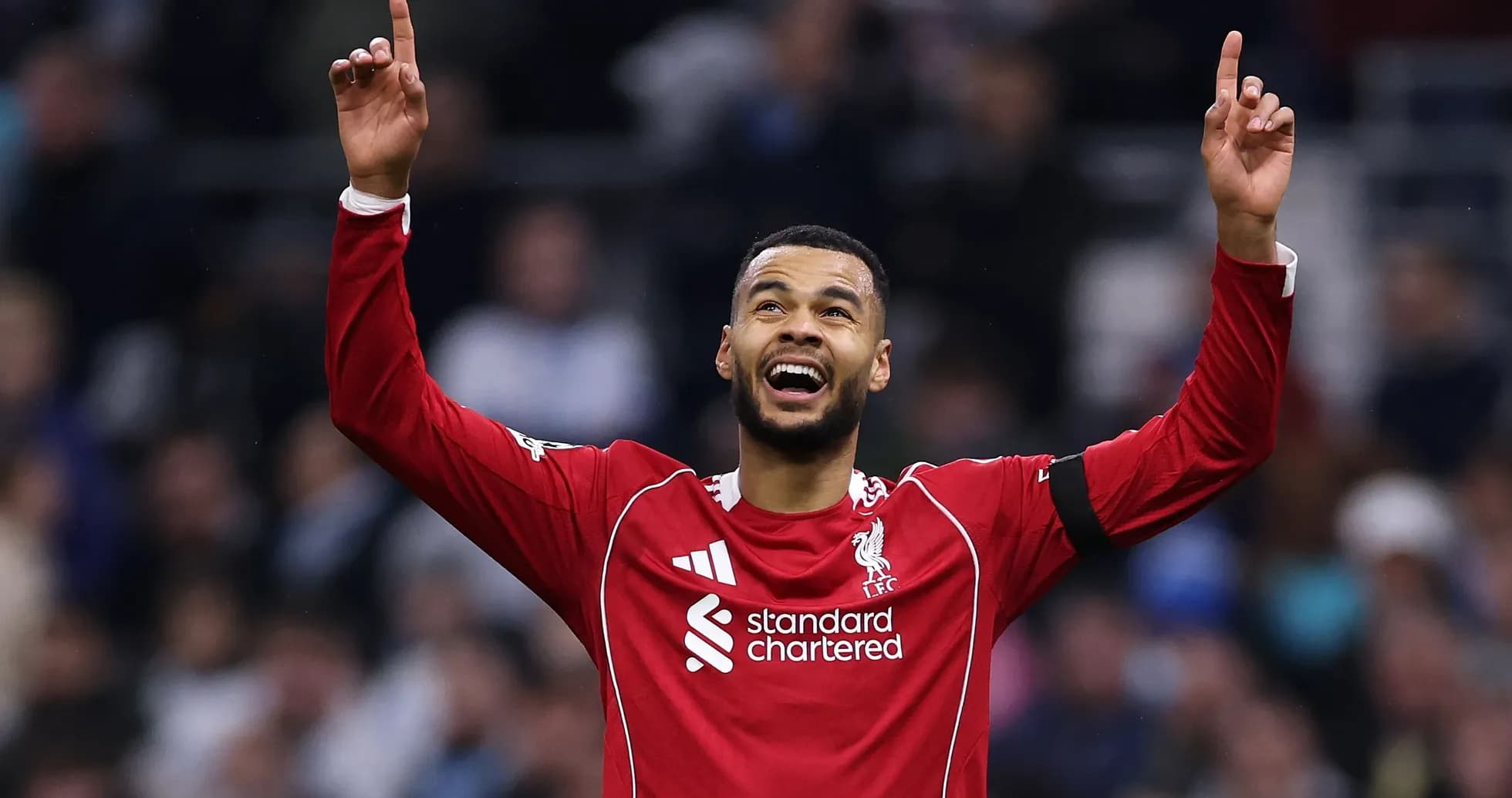 Jugador de Liverpool celebrando con los brazos levantados
