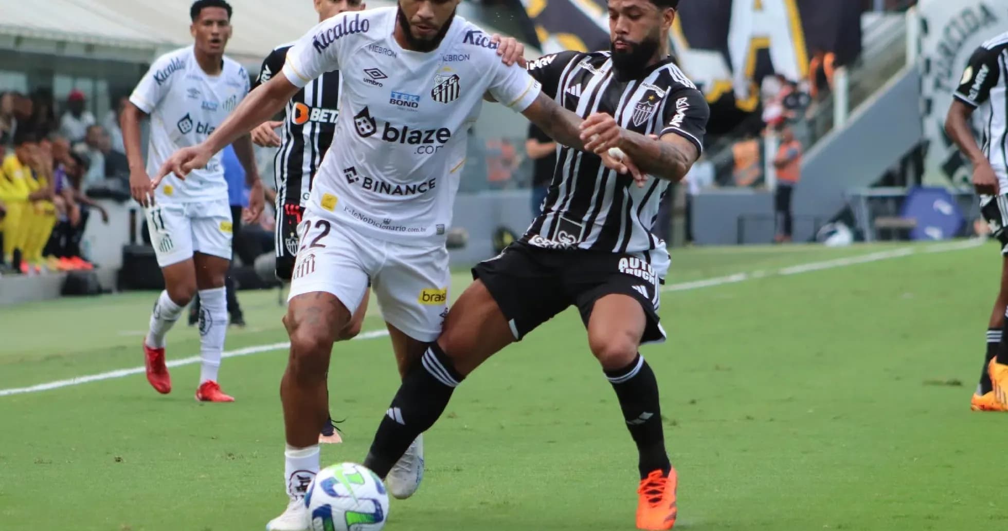 Jugadores de Santos y Atletico-MG luchando por el balón
